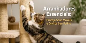 Gato listrado arranhando poste de fibra natural com brinquedo