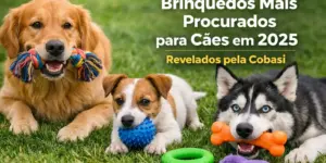 Cachorros felizes com brinquedos populares em 2025 no gramado