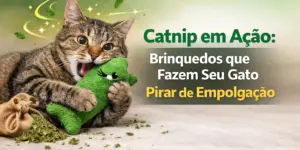 Gato animado brinca com peixe de pelúcia verde em meio a catnip