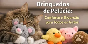 Gato marrom tabby aconchegado com brinquedos e foco nos pelúcias
